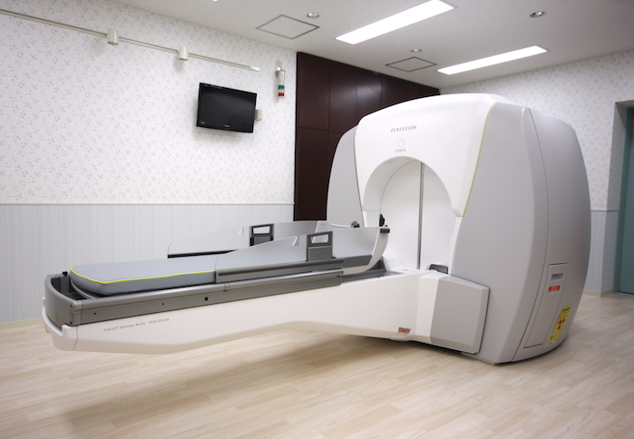 ［写真］さいたまガンマナイフセンターの設備 治療室