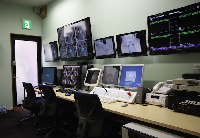 ［写真］さいたまガンマナイフセンターの設備 操作室