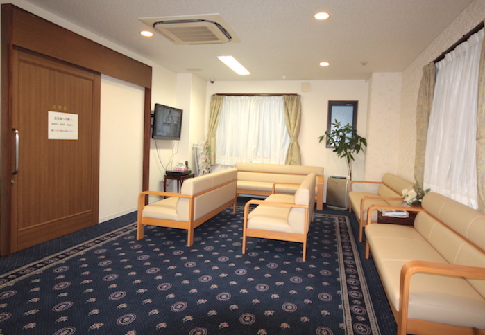 ［写真］さいたまガンマナイフセンターの設備 待合室